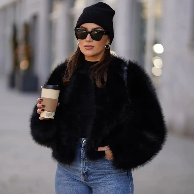 Street Fashion Week - Winter 2026 Heiße Coole Mädchen Flauschige